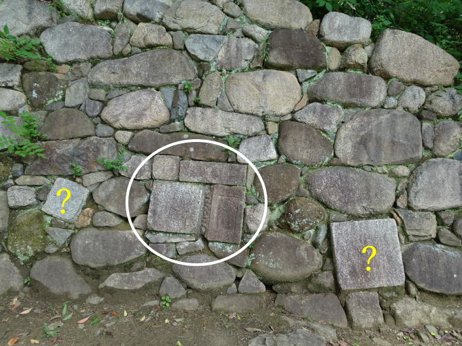 有岡城址石垣に組み込まれた墓石などの転用石